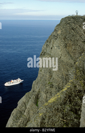 Norwegen Nordkap The Globe und Kreuzfahrtschiff Stockfoto