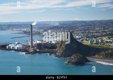 Neues Plymouth Kraftwerk und Paritutu Taranaki mit Halterungen Ngauruhoe und Ruapehu im Abstand der Nordinsel Neuseeland Antenne Stockfoto