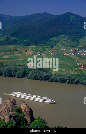 Flussschiff, riverboat Kreuzfahrt entlang der Donau, Blick vom Schloss Durnstein, Stadt Durnstein, Wachau, Niederösterreich, Österreich, Europa Stockfoto