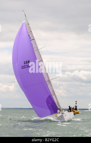 Windrichtung Segeln J122 asymmetrische Segel Satz Segeln Cowes Woche Isle Of Wight Stockfoto