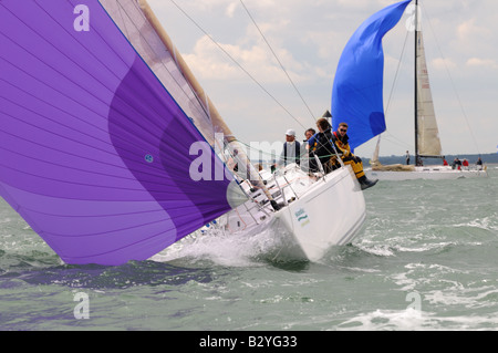 in Windrichtung Segeln J122 asymmetrische Segel Satz Segeln Cowes Woche Isle Of Wight-Crew auf der Backbordseite Stockfoto