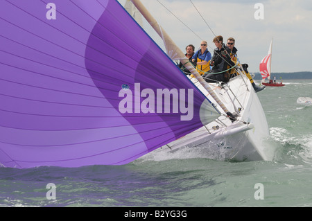 in Windrichtung Segeln J122 asymmetrische Segel Satz Segeln Cowes Woche Isle Of Wight-Crew auf der Backbordseite Stockfoto