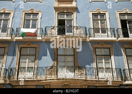 Detail der schmiedeeisernen Balkonen auf Gebäude in Lissabon, Portugal. Stockfoto