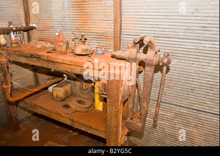 Alte Werkbank im Gerätehaus Stockfoto