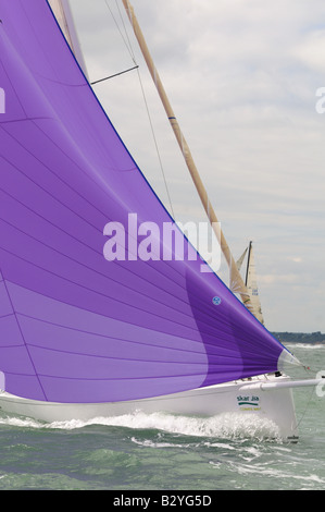 Bogen des J122 downwind asymmetrische Segel Set Cowes Woche Isle Of Wight Segelcrew auf der Backbordseite Stockfoto