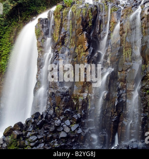 Traumhafte Kaskaden über eine basaltische Klippe, Mungalli Falls, Queensland, Australien Stockfoto