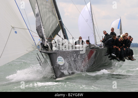 Bogen des racing Yacht TP52 Design schneiden durch die Wellen segeln Cowes Woche Isle Of Wight Stockfoto