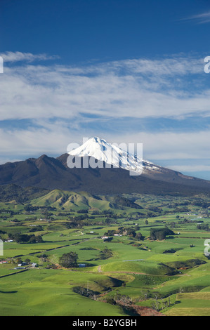 Ackerland in der Nähe von Okato und Mt Taranaki Mt Egmont Taranaki Nordinsel Neuseeland Antenne Stockfoto