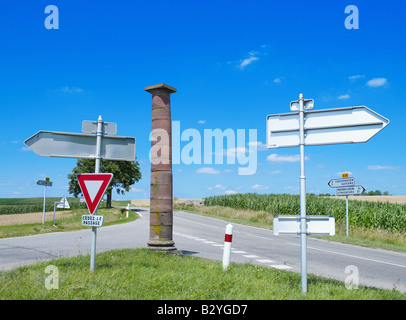 Y STRASSEN KREUZUNG, STRASSENSCHILDER, ALTE SCHILDER AUS NAPOLEONISCHEM SANDSTEIN, ALSACE, FRANKREICH, EUROPA Stockfoto