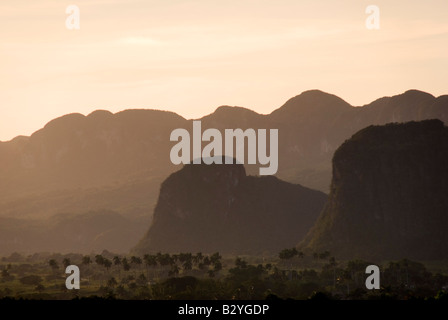 Abendlicht über die steilen Kalksteinhügel in das Tal von Viñales in Kuba Stockfoto