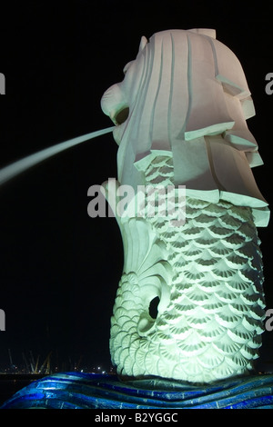 Flutlicht Merlion bewachen den Singapore River Stockfoto