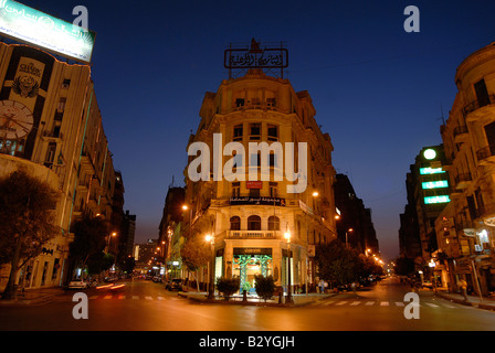 In der Nacht, die Kairos Kolonialarchitektur am besten aussieht. Hier Coffehouse Groppi in der Innenstadt. Stockfoto