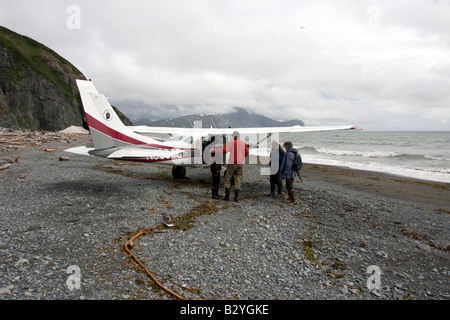 Einsteigen in ein kleines Cessna Flugzeug an einem Strand in Katmai Nationalpark & zu bewahren, Alaska Touristen. Stockfoto