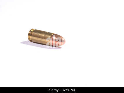 Gold und Kupfer 9mm Bullet Patrone auf weißem hoch wichtigen Hintergrund. Stockfoto