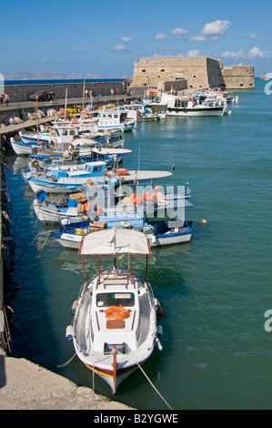 Heraklion, Heraklion, Kreta, Griechenland. Boote im Hafen. Venezianische Festung Stockfoto