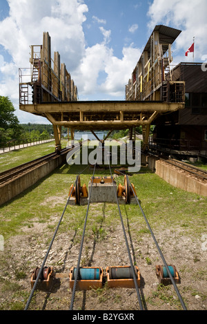 Marine Boot Eisenbahnwagen an der großen Rutsche, Ontario, Kanada. Stockfoto