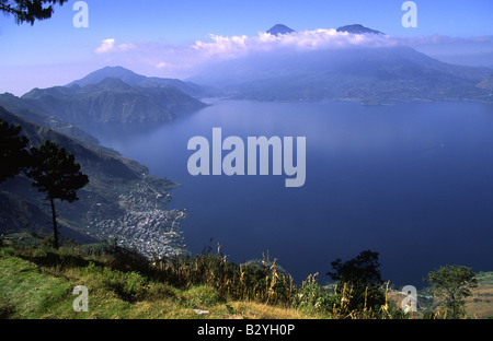Lake Atitlan in den frühen Morgenstunden mit San Antonio Palopo auf der linken Seite und Toliman Vulkan San Pedro Vulkane Stockfoto