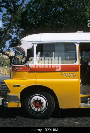 Seitenansicht eines typischen maltesischen Busses in Valletta Malta Insel Stockfoto