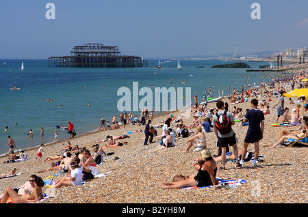 Menschen entspannen am Brighton Strand an einem sonnigen Sommertag Stockfoto