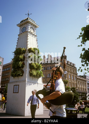 UK England Dorset Bournemouth Busker Dudelsack auf dem Platz Stockfoto