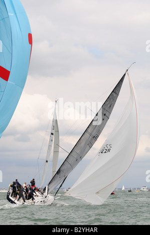 Windrichtung Segeln J122 asymmetrische Segel Satz Segeln Cowes Woche Isle Of Wight Stockfoto