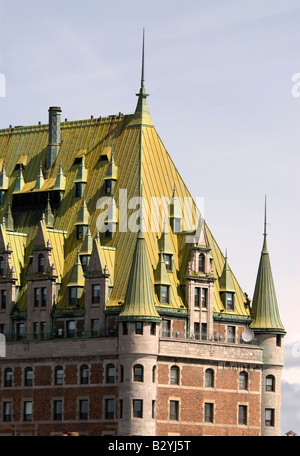 Kupferdach des historischen Fairmont Le Chateau Frontenac Hotel in der Altstadt von Quebec, Wahrzeichen der Stadt bekannt für seine schlossähnliche Architektur Stockfoto