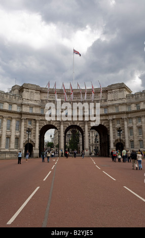 Gewitterwolken überfahren Sie Admiralty Arch von The Mall in London gesehen Stockfoto
