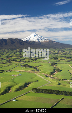 Ackerland in der Nähe von Okato und Mt Taranaki Mt Egmont Taranaki Nordinsel Neuseeland Antenne Stockfoto