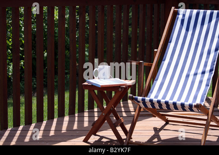 Einen erholsamen Sommer-Morgen-Tee und Buch auf der Terrasse Stockfoto