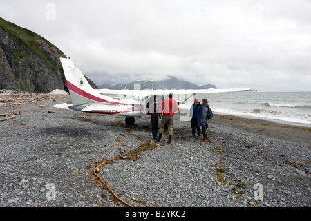 Einsteigen in ein kleines Flugzeug an einem Strand in Katmai Nationalpark & zu bewahren, Alaska Touristen. Stockfoto