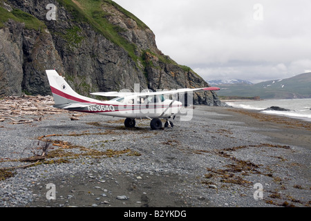 Kleinen Cessna Flugzeug an einem Strand in Katmai Nationalpark & zu bewahren, Alaska. Stockfoto