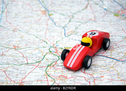 Red toy Rennwagen auf einer Straßenkarte Stockfoto