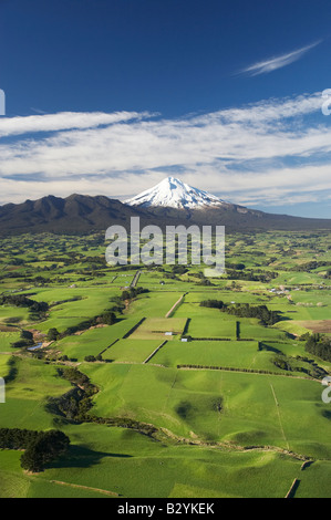 Ackerland in der Nähe von Okato und Mt Taranaki Mt Egmont Taranaki Nordinsel Neuseeland Antenne Stockfoto