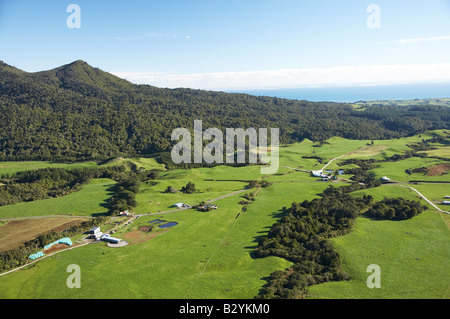 Kaitake Bereich und Milchviehbetrieb in der Nähe von New Plymouth Taranaki Nordinsel Neuseeland Antenne Stockfoto