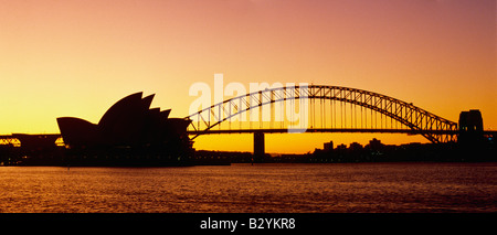 Sydney Harbour Bridge und das Opernhaus bei Sonnenuntergang Stockfoto