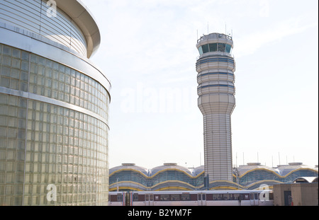 Strafgelder Kontrollturm wie ein Flugzeug fliegt vorbei an Ronald Reagan Washington National Airport (DCA) nur außerhalb von Washington D.C. Stockfoto