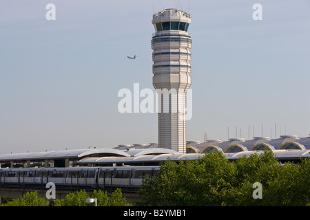 Strafgelder Kontrollturm wie ein Flugzeug fliegt vorbei an Ronald Reagan Washington National Airport (DCA) nur außerhalb von Washington D.C. Stockfoto