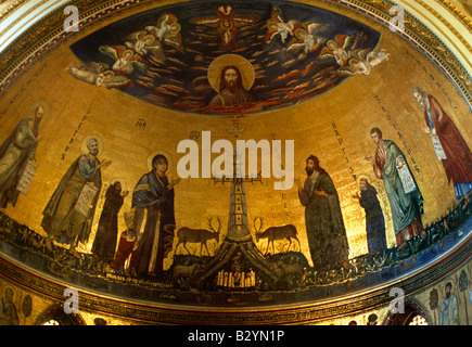 Rom Italien Innenraum der Basilika San Giovanni In Laterano (Kirche von St. Johannes im Lateran) Stockfoto