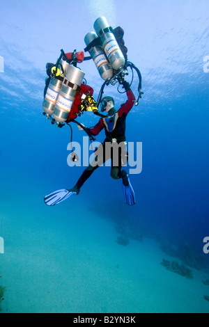 Taucher John Kean übt seinen Auftrieb im Ras Mohammed National Park in der Nähe von Sharm el Sheikh, Ägypten. Bild von Adam Butler Stockfoto