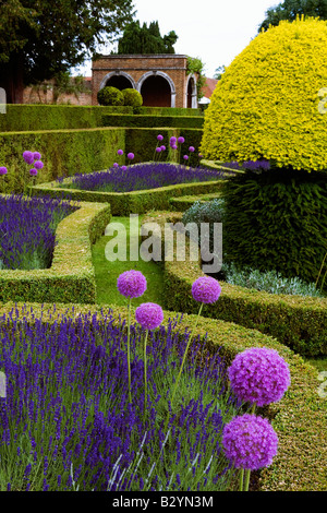 Blick auf Garten an Great Fosters Hotel Egham Surrey Stockfoto