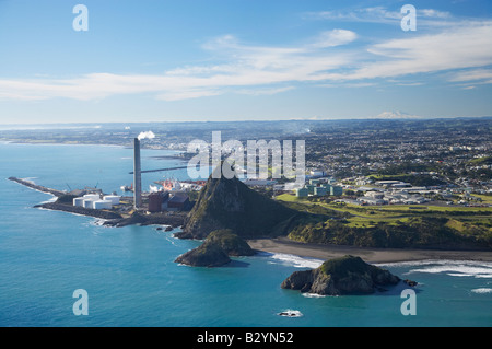 Neues Plymouth Kraftwerk und Paritutu Taranaki mit Halterungen Ngauruhoe und Ruapehu im Abstand der Nordinsel Neuseeland Antenne Stockfoto