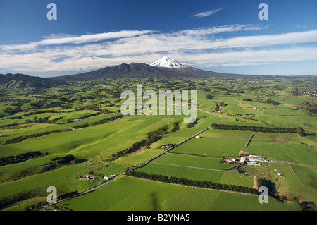 Ackerland in der Nähe von Okato und Mt Taranaki Mt Egmont Taranaki Nordinsel Neuseeland Antenne Stockfoto