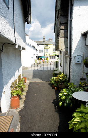 Schwarz / weiß-Häuser mit engen Straße in Hawkshead Stockfoto