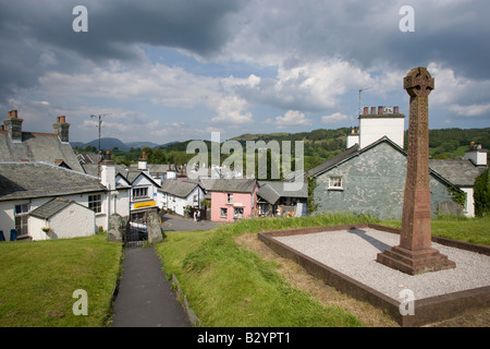 Blick vom Friedhof in Hawkshead mit einem großen Denkmal Grabstein Stockfoto