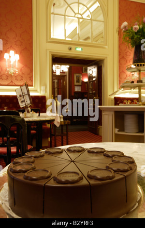 Original Sacher-Torte-Torte. Der Salon Elisabeth, Hotel Sacher, Wien, Österreich Stockfoto