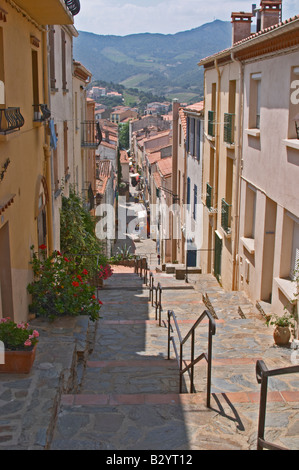 Steile Straße mit Treppen. Banyuls Sur Mer, Roussillon, Frankreich Stockfoto