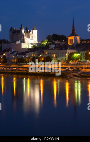 Chateau de Saumur entlang des Flusses. Saumur, Loire, Frankreich Stockfoto