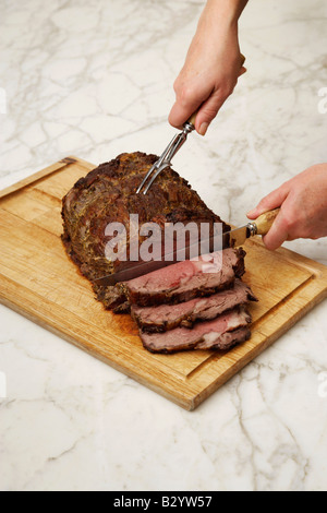 Hände schnitzen Roastbeef Stockfoto
