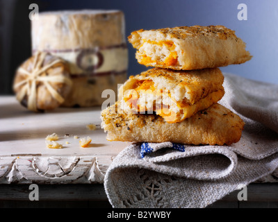 Stromboli-Brot mit Käse gefüllt Stockfoto