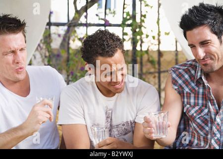 Männer auf einer Party, starker Alkoholkonsum Stockfoto